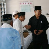 Usai Sholat Jumat, Dada Bagi Bingkisan ke Warga